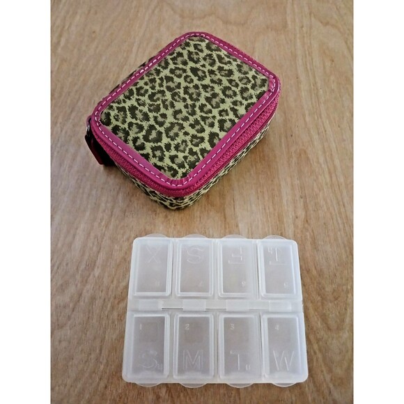 Fossil Travel Pill Case Organizer 8-Day Compartments Zipper Leopard Print NEW - Picture 1 of 10